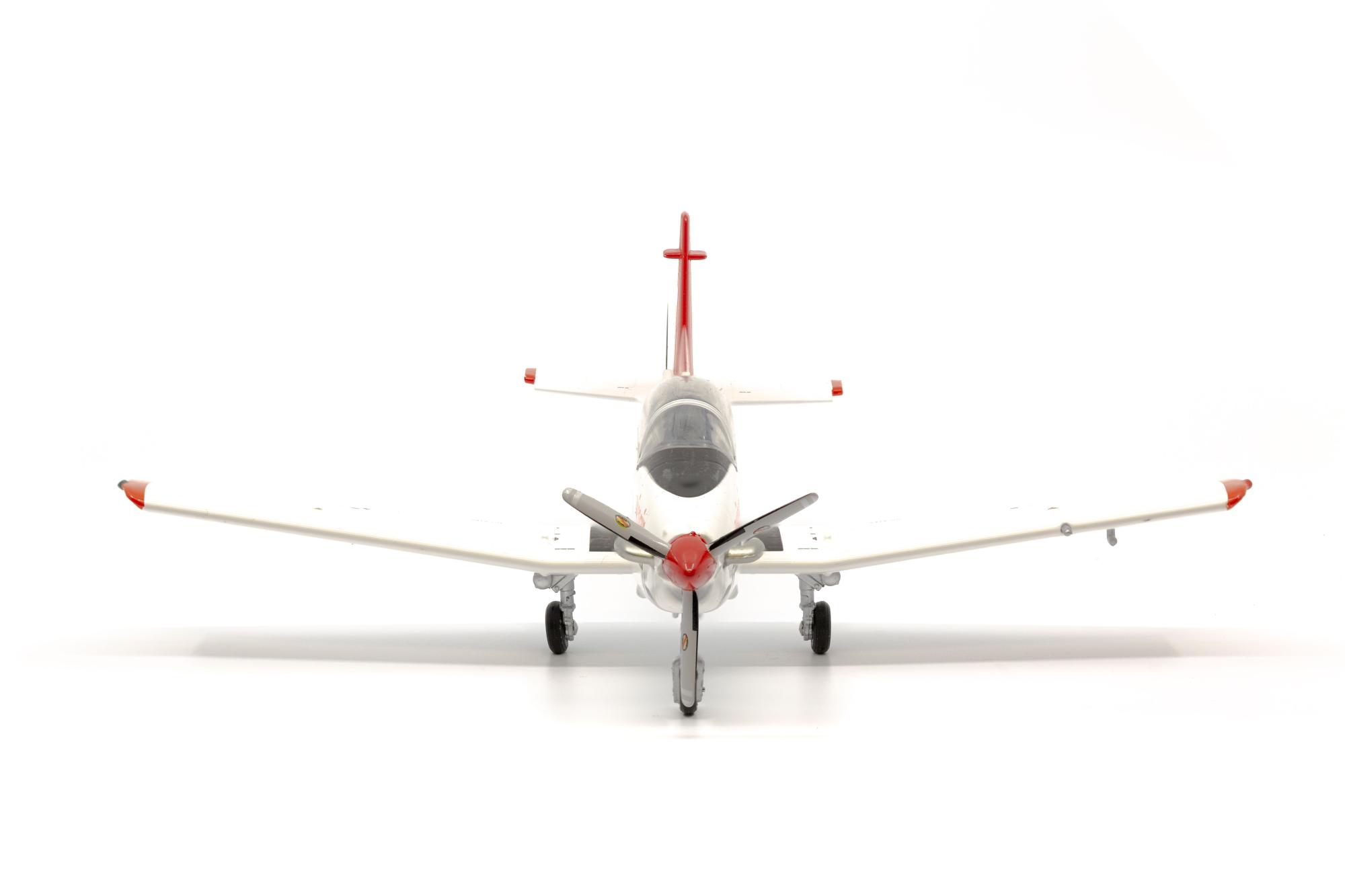 Arwico Modell seitlich PC-7 Swissair